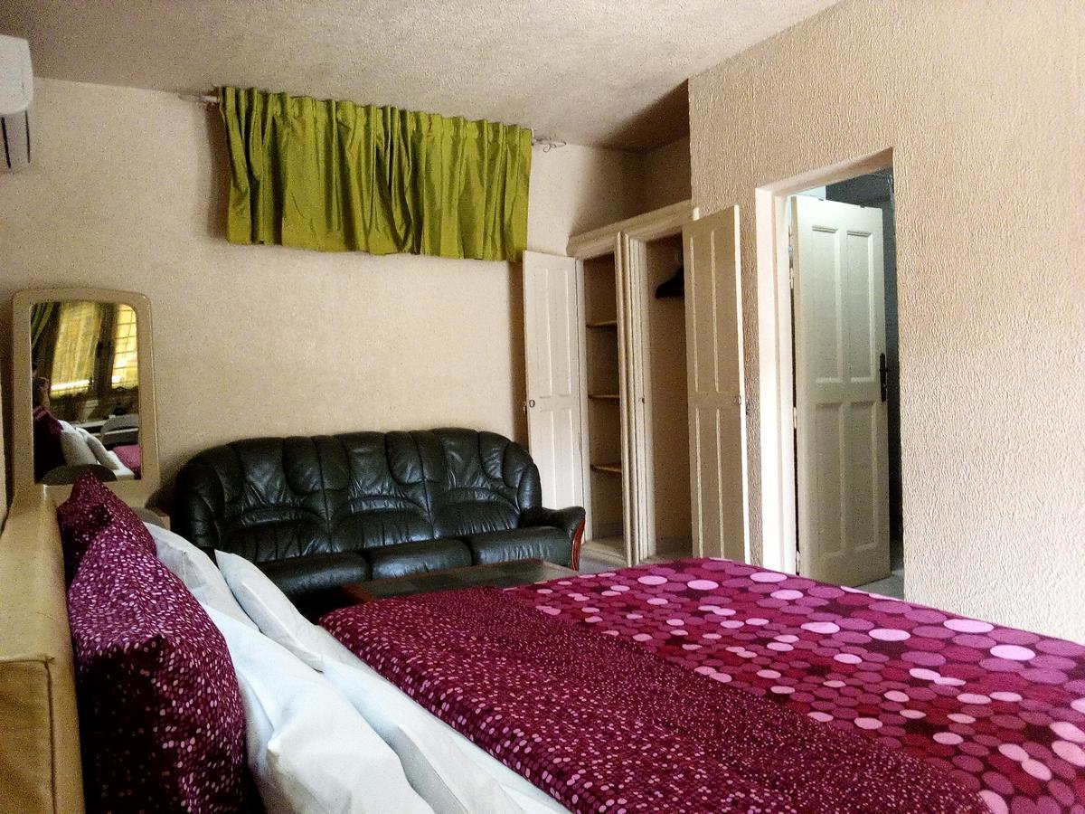 Hotel Saint Thomas Ломе Екстериор снимка