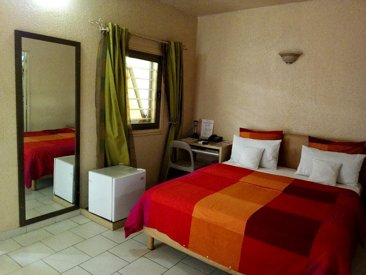 Hotel Saint Thomas Ломе Екстериор снимка